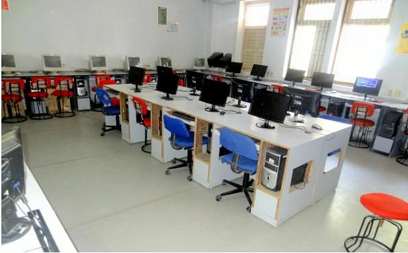 Rukmadevi Pannalal Laddha Maheshwari College Indore Computer Labs photo 3